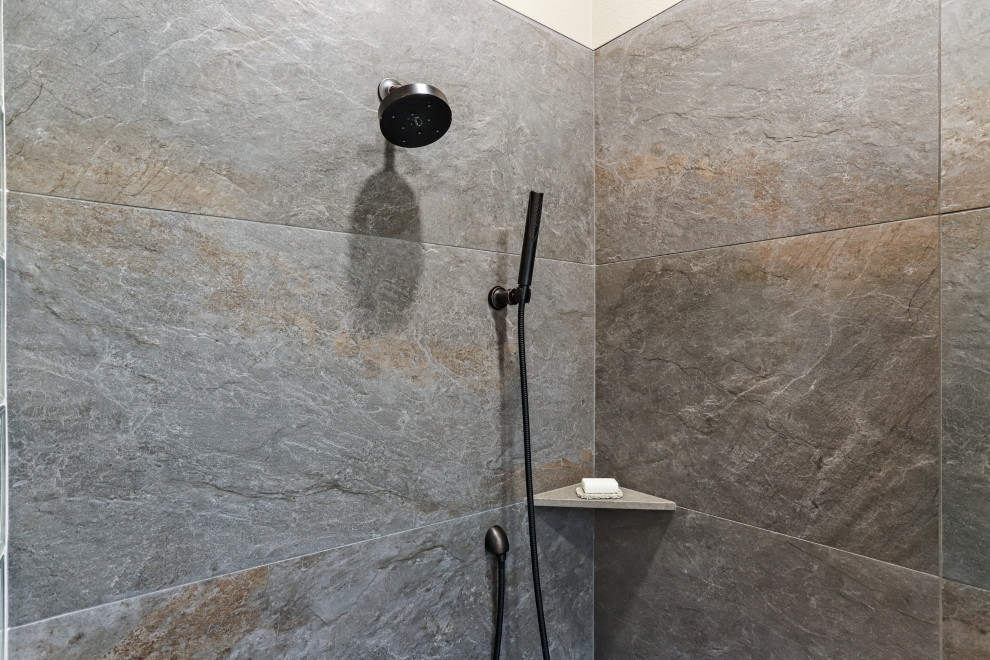 Exempel på ett modernt brun brunt en-suite badrum, med bruna skåp, ett fristående badkar, en öppen dusch, grå kakel, keramikplattor, beige väggar, klinkergolv i småsten, ett undermonterad handfat, bänkskiva i kvarts, flerfärgat golv och med dusch som är öppen