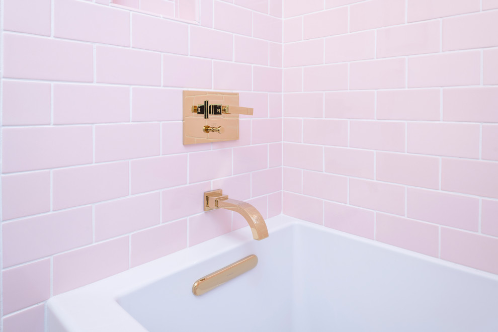 Cette photo montre une salle de bain chic en bois brun avec une baignoire d'angle, une douche d'angle, un carrelage rose, des carreaux de céramique, un mur blanc, un sol en carrelage de porcelaine, un lavabo encastré, un plan de toilette en quartz, un sol multicolore et un plan de toilette blanc.