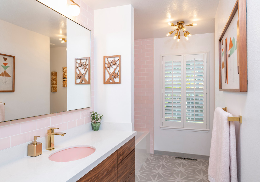 Aménagement d'une salle de bain classique en bois brun avec une baignoire d'angle, une douche d'angle, un carrelage rose, des carreaux de céramique, un mur blanc, un sol en carrelage de porcelaine, un lavabo encastré, un plan de toilette en quartz, un sol multicolore et un plan de toilette blanc.
