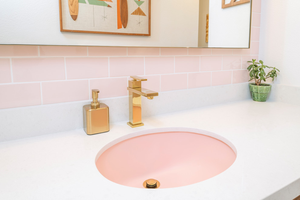 Idées déco pour une salle de bain classique en bois brun avec une baignoire d'angle, une douche d'angle, un carrelage rose, des carreaux de céramique, un mur blanc, un sol en carrelage de porcelaine, un lavabo encastré, un plan de toilette en quartz, un sol multicolore et un plan de toilette blanc.