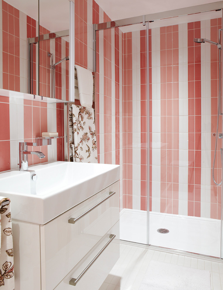 Inspiration pour une douche en alcôve traditionnelle de taille moyenne avec un placard à porte plane, des portes de placard blanches, un carrelage rose, un carrelage blanc, un carrelage métro, un mur multicolore et un lavabo suspendu.