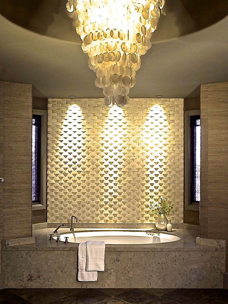 ロサンゼルスにあるモダンスタイルのおしゃれな浴室 (アンダーマウント型浴槽、茶色い壁、アンダーカウンター洗面器) の写真