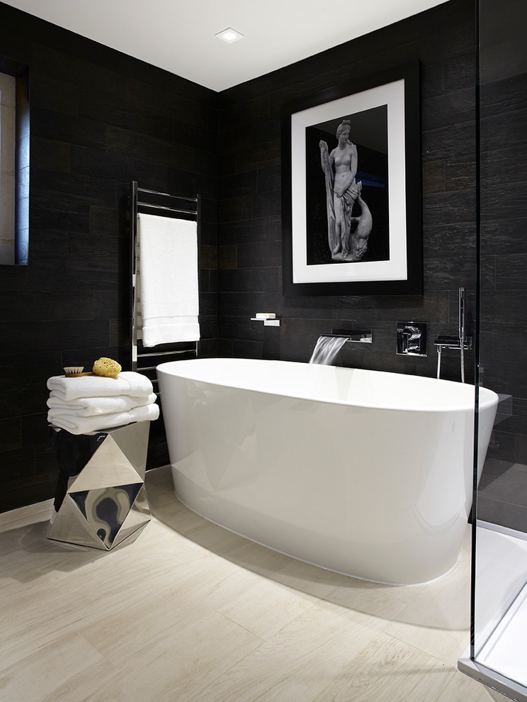 Idéer för ett stort modernt en-suite badrum, med släta luckor, vita skåp, ett fristående badkar, en bidé, svarta väggar, klinkergolv i porslin och bänkskiva i akrylsten