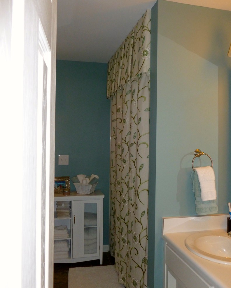 Ejemplo de cuarto de baño tradicional de tamaño medio con aseo y ducha