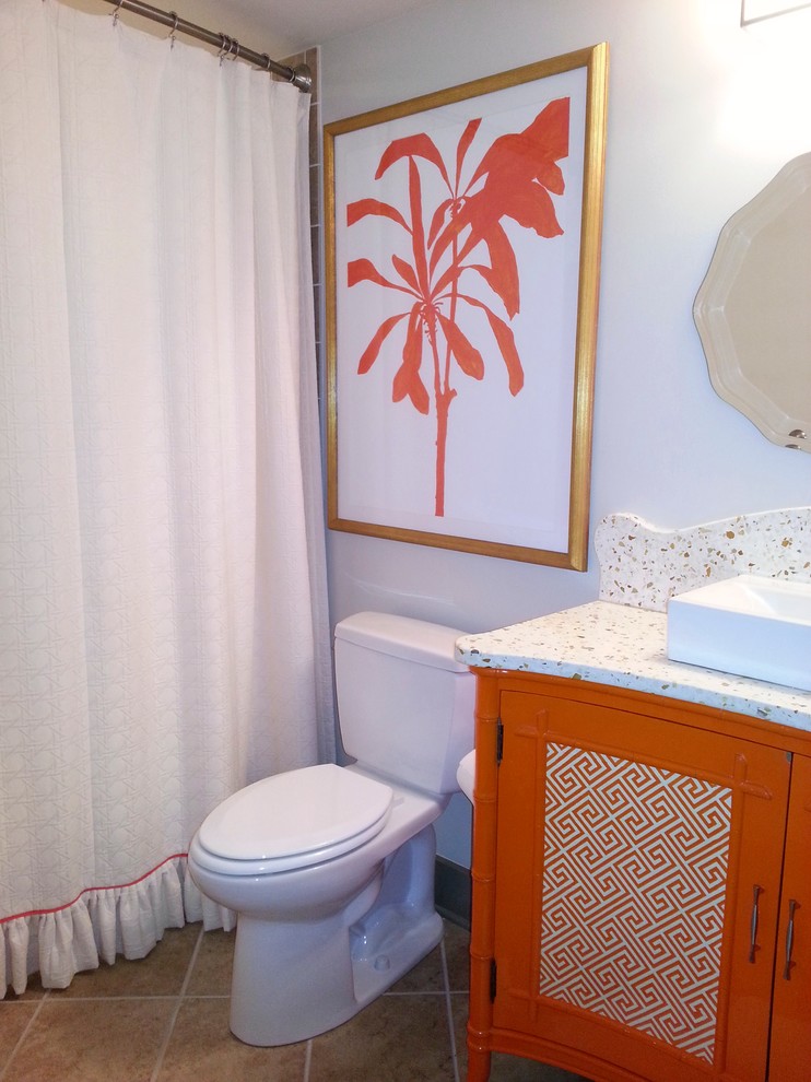 Réalisation d'une salle d'eau ethnique de taille moyenne avec une vasque, un placard en trompe-l'oeil, des portes de placard oranges, WC séparés, un carrelage beige, un mur blanc et un sol en carrelage de céramique.