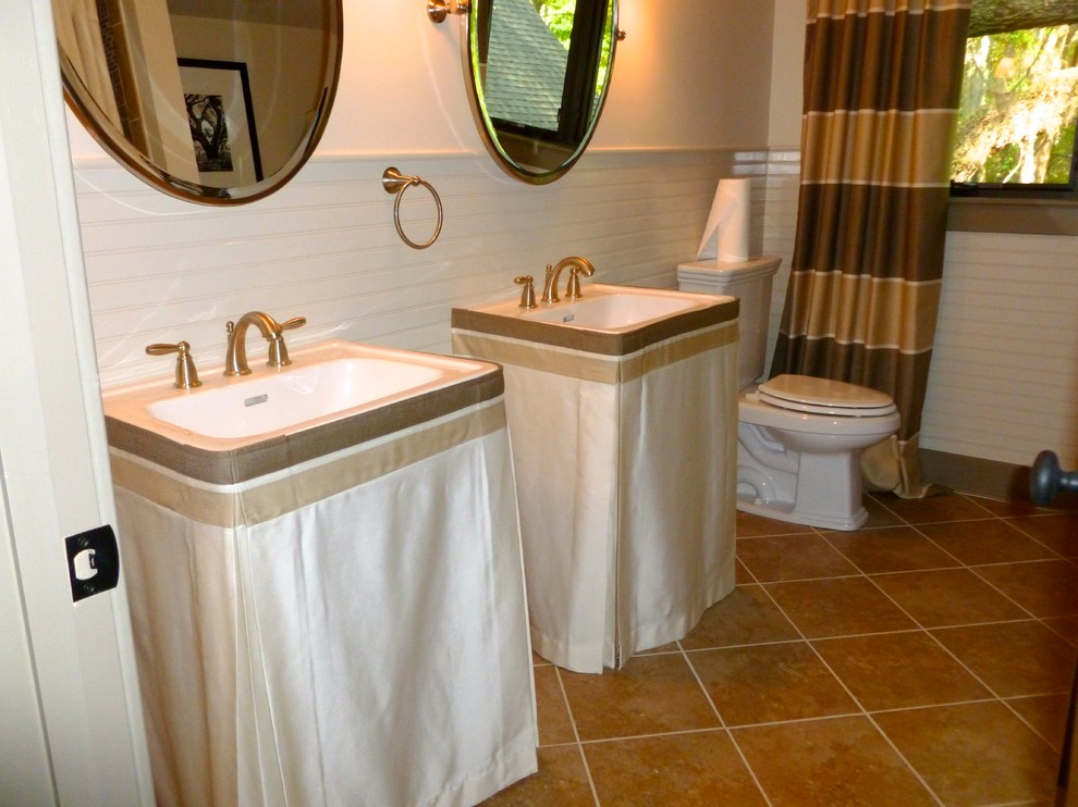 Aménagement d'une grande salle de bain classique avec un lavabo de ferme, WC séparés, un carrelage beige, des carreaux de céramique, un mur blanc et un sol en carrelage de céramique.