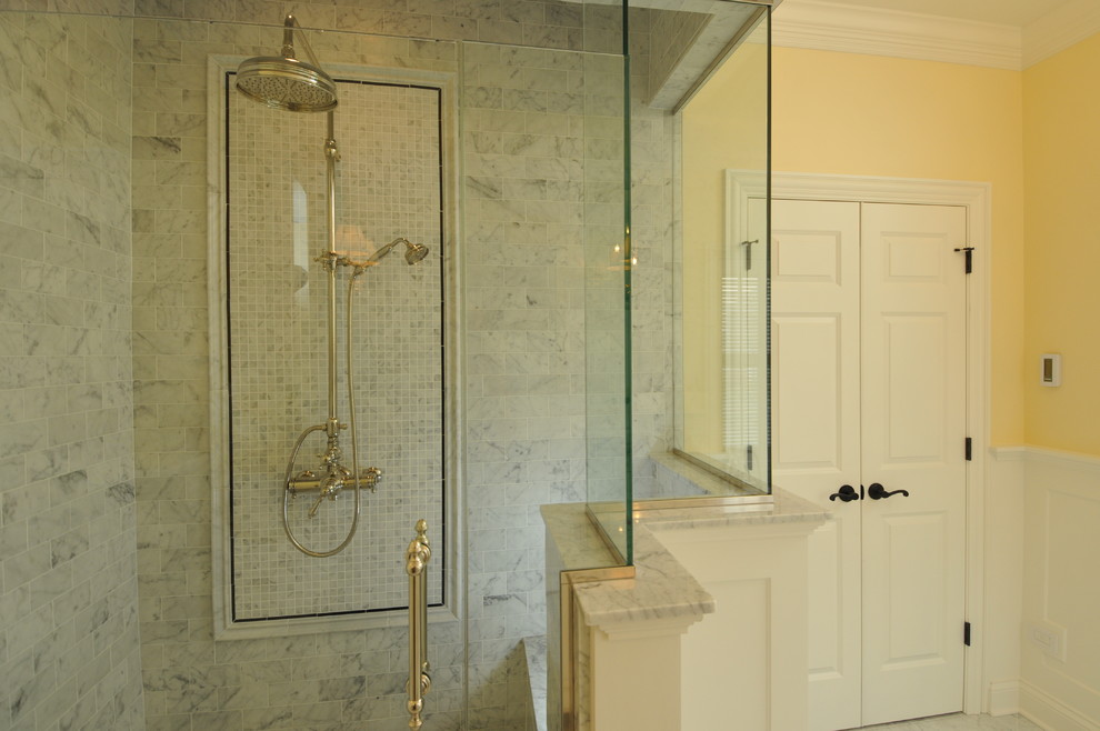 Ispirazione per una stanza da bagno tradizionale di medie dimensioni con doccia aperta, piastrelle bianche, piastrelle in pietra, pareti gialle e pavimento in marmo
