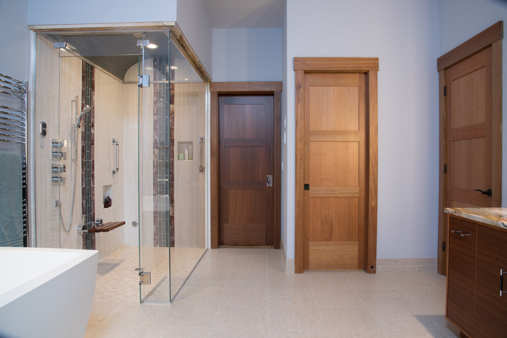Пример оригинального дизайна: большая главная ванная комната в современном стиле с плоскими фасадами, темными деревянными фасадами, отдельно стоящей ванной, душем без бортиков, биде, бежевой плиткой, стеклянной плиткой, фиолетовыми стенами, полом из керамогранита, настольной раковиной, столешницей из кварцита, бежевым полом, душем с распашными дверями, синей столешницей, тумбой под две раковины, встроенной тумбой и сиденьем для душа