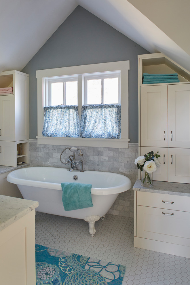 Idée de décoration pour une salle de bain champêtre avec un placard avec porte à panneau encastré, des portes de placard blanches, une baignoire sur pieds, un carrelage gris, du carrelage en marbre, un mur bleu, un sol en carrelage de terre cuite et un sol blanc.