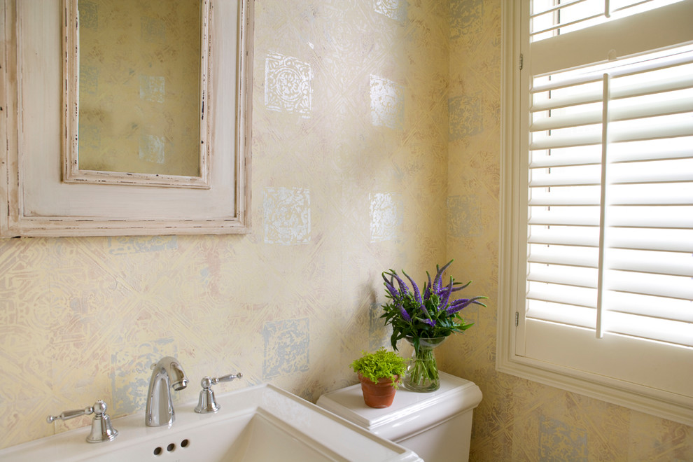 Пример оригинального дизайна: маленькая ванная комната в современном стиле с бежевыми стенами и полом из керамической плитки для на участке и в саду