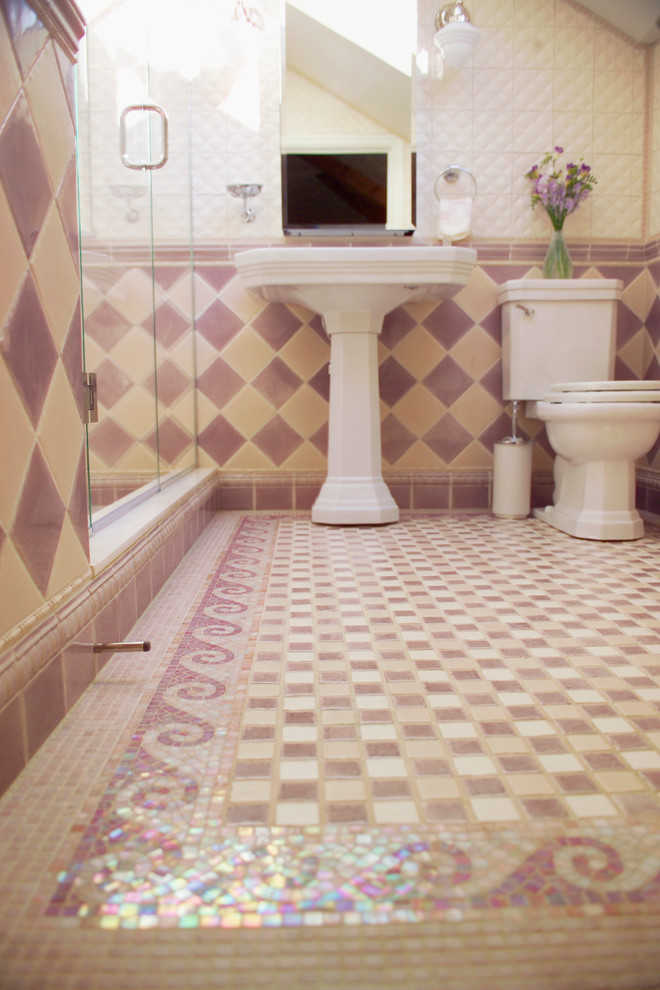 Idéer för ett mellanstort modernt badrum med dusch, med rosa kakel, keramikplattor, en dusch i en alkov, lila väggar och klinkergolv i keramik