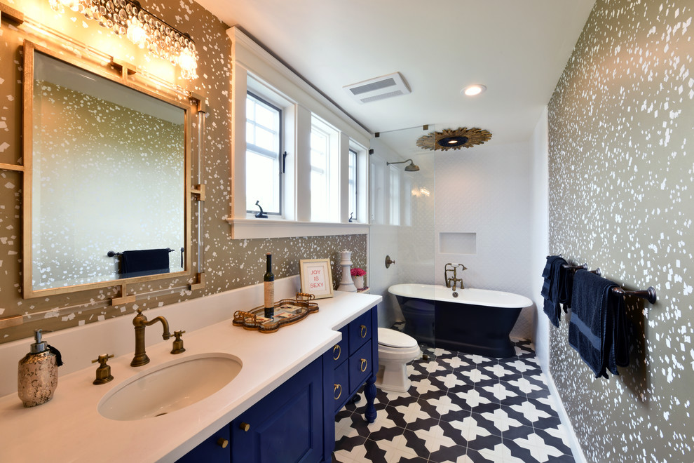 Пример оригинального дизайна: главная ванная комната в стиле неоклассика (современная классика) с фасадами с утопленной филенкой, синими фасадами, отдельно стоящей ванной, душем без бортиков, белой плиткой, бежевыми стенами, врезной раковиной, синим полом, открытым душем, белой столешницей и нишей