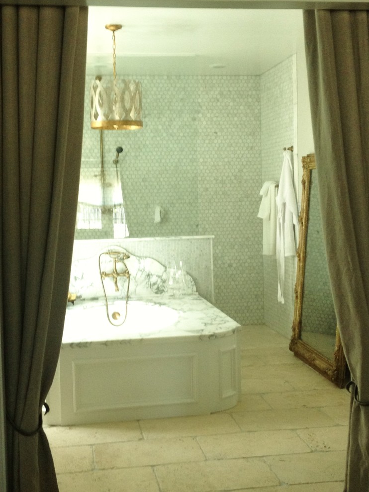 Réalisation d'une salle de bain principale tradition en bois vieilli avec un placard en trompe-l'oeil, une baignoire encastrée, une douche à l'italienne, un carrelage blanc, des dalles de pierre, un mur blanc, un sol en calcaire et un lavabo encastré.