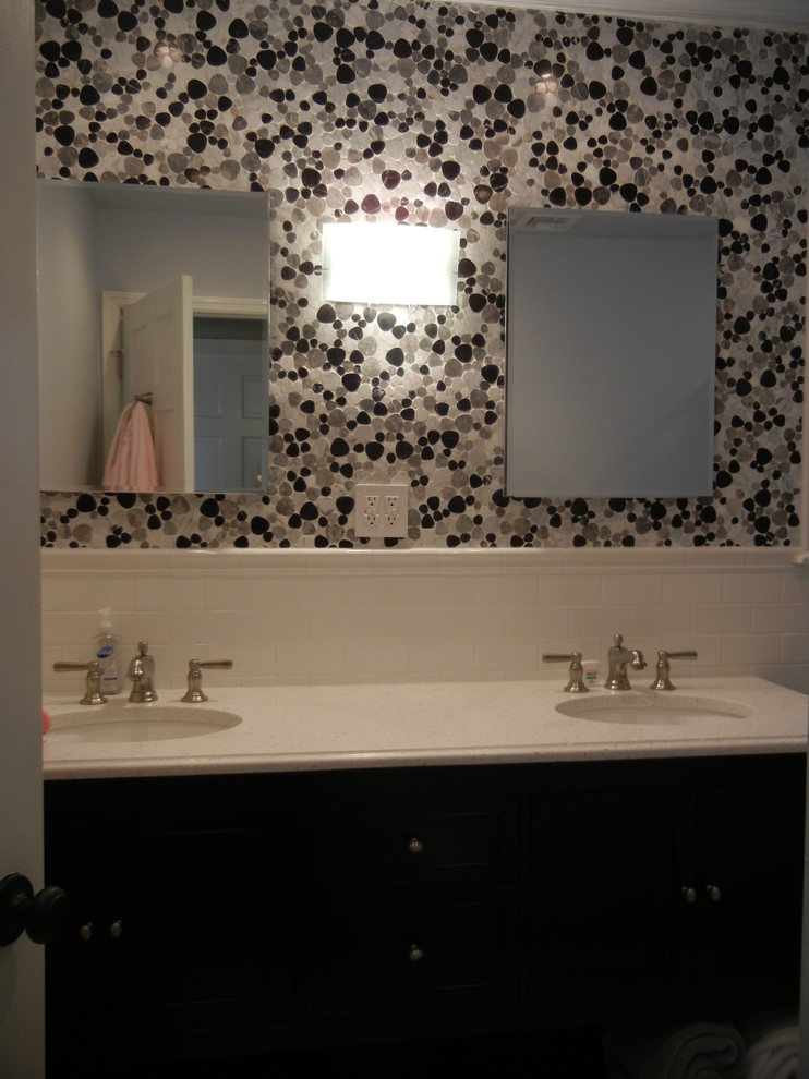 Идея дизайна: детская ванная комната среднего размера в стиле модернизм с фасадами островного типа, черными фасадами, ванной в нише, душем над ванной, раздельным унитазом, черно-белой плиткой, керамической плиткой, серыми стенами, полом из керамической плитки, врезной раковиной, столешницей из кварцита, белым полом и шторкой для ванной