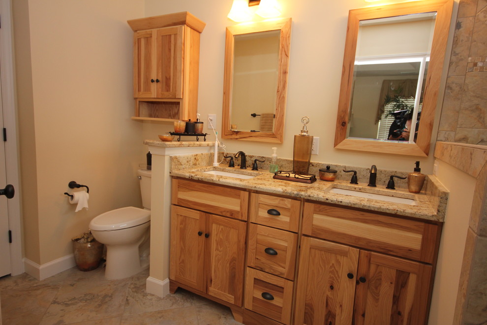 Exemple d'une grande salle de bain principale chic avec un plan de toilette en granite, des carreaux de porcelaine et un sol en carrelage de porcelaine.