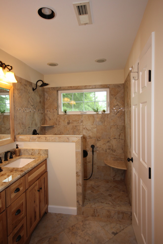 Idéer för ett stort klassiskt en-suite badrum, med granitbänkskiva, porslinskakel och klinkergolv i porslin