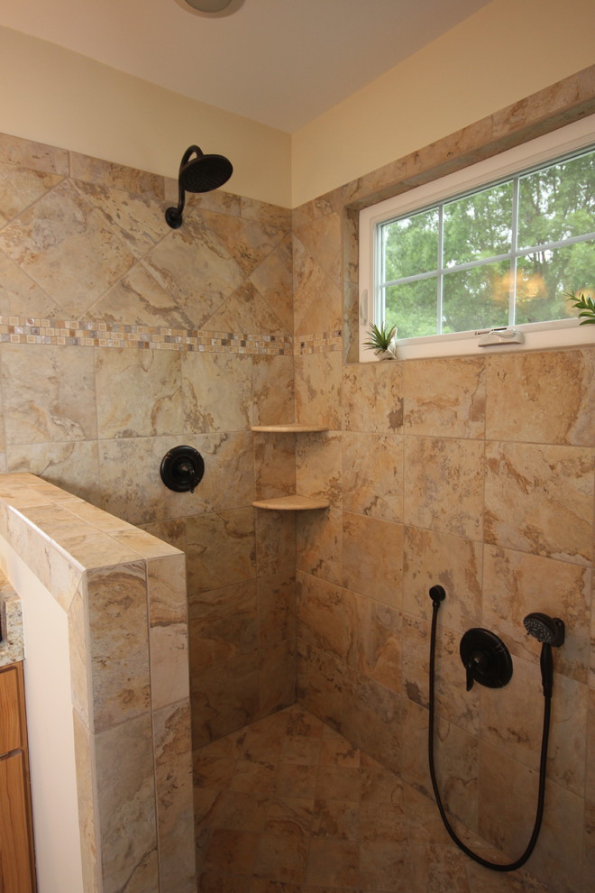 Réalisation d'une grande salle de bain principale tradition avec un plan de toilette en granite, des carreaux de porcelaine et un sol en carrelage de porcelaine.