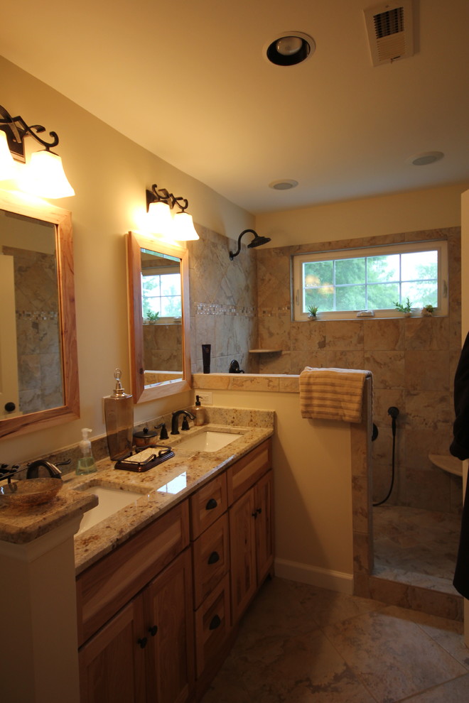 Foto di una grande stanza da bagno padronale classica con top in granito
