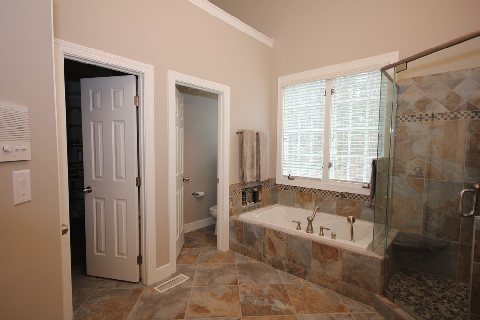 Пример оригинального дизайна: главная ванная комната в классическом стиле с столешницей из гранита, керамогранитной плиткой и полом из керамогранита
