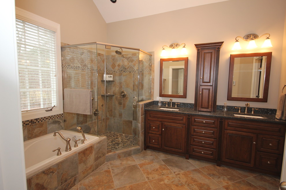 Immagine di una stanza da bagno padronale classica con top in granito, piastrelle in gres porcellanato e pavimento in gres porcellanato