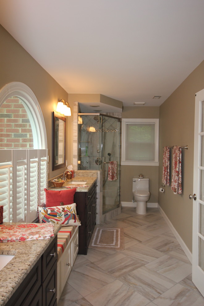 Klassisches Badezimmer En Suite mit Granit-Waschbecken/Waschtisch, Porzellanfliesen und Porzellan-Bodenfliesen in Raleigh