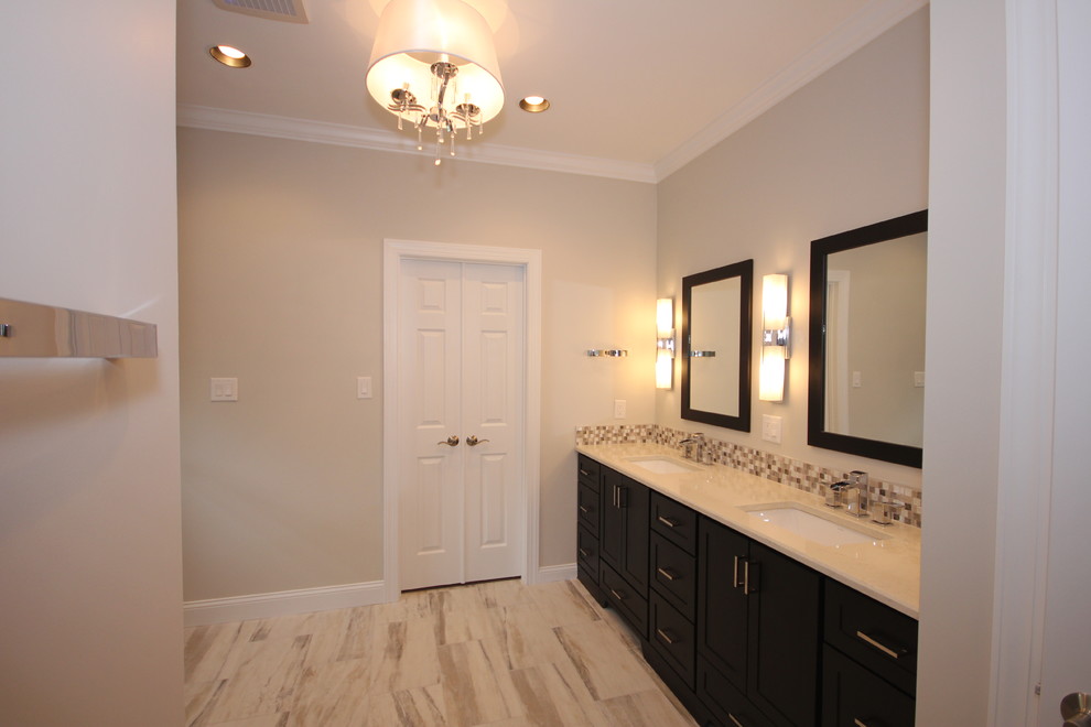 Immagine di una stanza da bagno padronale tradizionale con top in granito, piastrelle in gres porcellanato e pavimento in gres porcellanato
