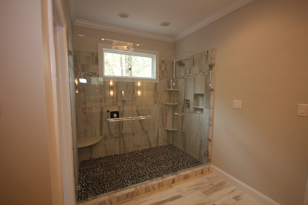 Cette photo montre une salle de bain principale chic avec un plan de toilette en granite, des carreaux de porcelaine et un sol en carrelage de porcelaine.