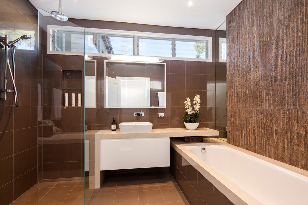 Идея дизайна: ванная комната в современном стиле с настольной раковиной и душем без бортиков