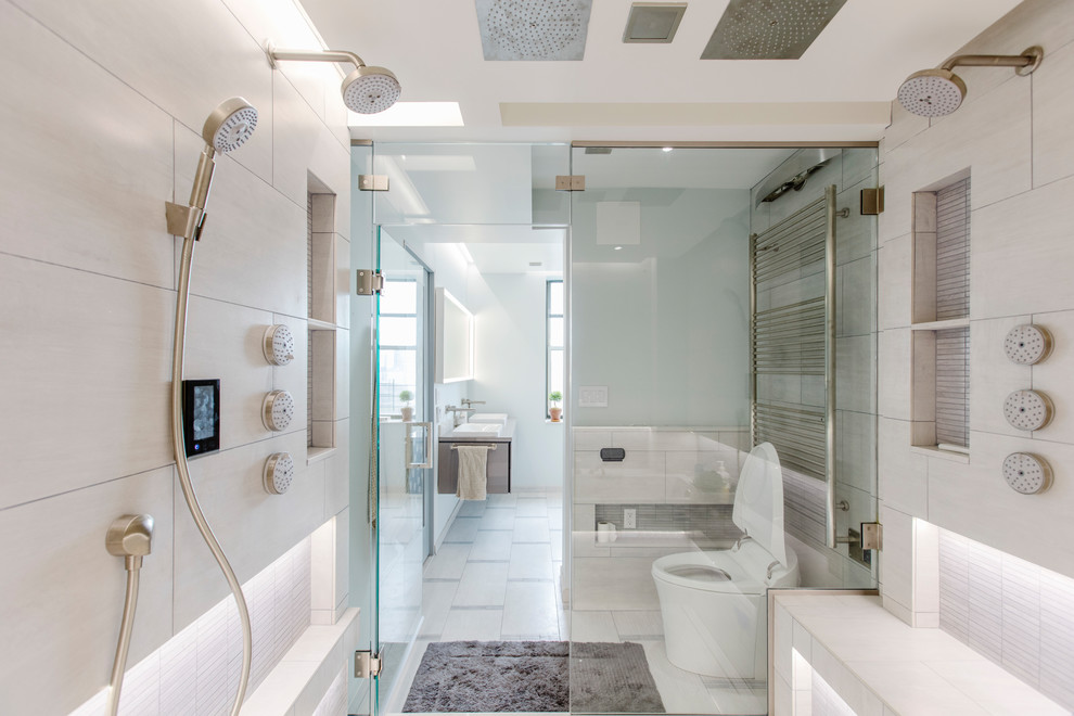 Inspiration pour une salle de bain design avec un placard à porte plane, des portes de placard grises, une douche double, un carrelage beige, mosaïque, un mur bleu, une vasque, un sol beige, une cabine de douche à porte battante et un plan de toilette blanc.