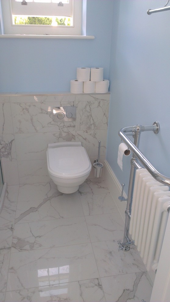 Свежая идея для дизайна: ванная комната среднего размера в викторианском стиле с ванной на ножках, угловым душем, инсталляцией, белой плиткой, керамической плиткой, синими стенами, полом из керамической плитки и консольной раковиной - отличное фото интерьера