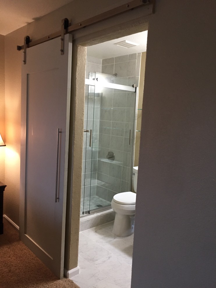 Inredning av ett lantligt litet en-suite badrum, med en dusch i en alkov, en toalettstol med separat cisternkåpa, vit kakel, porslinskakel, beige väggar, klinkergolv i porslin, vitt golv, dusch med skjutdörr och ett undermonterad handfat