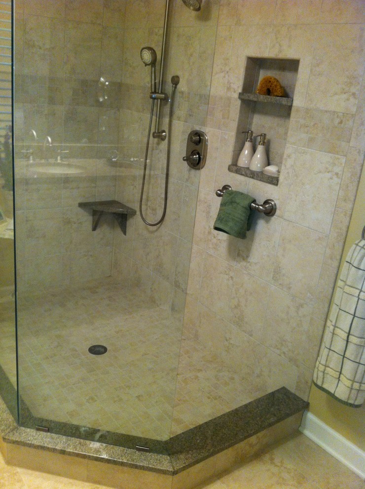 На фото: ванная комната среднего размера в классическом стиле с фасадами с выступающей филенкой, белыми фасадами, угловым душем, раздельным унитазом, бежевой плиткой, керамической плиткой, желтыми стенами, полом из керамической плитки, душевой кабиной, врезной раковиной и столешницей из гранита