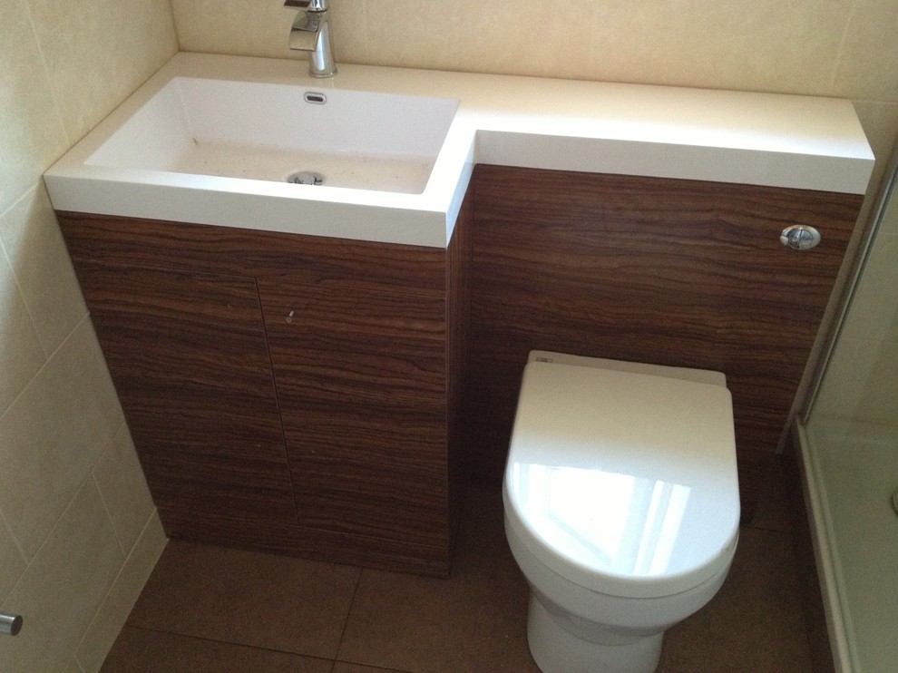 Inspiration för klassiska badrum, med skåp i mörkt trä, en öppen dusch, brun kakel, porslinskakel, beige väggar och klinkergolv i porslin
