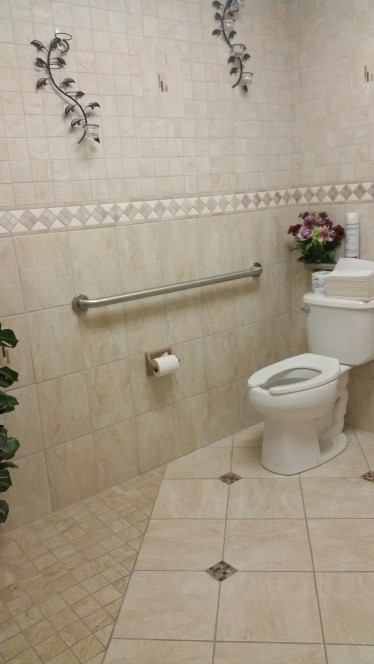 На фото: ванная комната среднего размера в классическом стиле с бежевой плиткой, полом из керамогранита, унитазом-моноблоком, керамогранитной плиткой, бежевыми стенами, душевой кабиной и бежевым полом