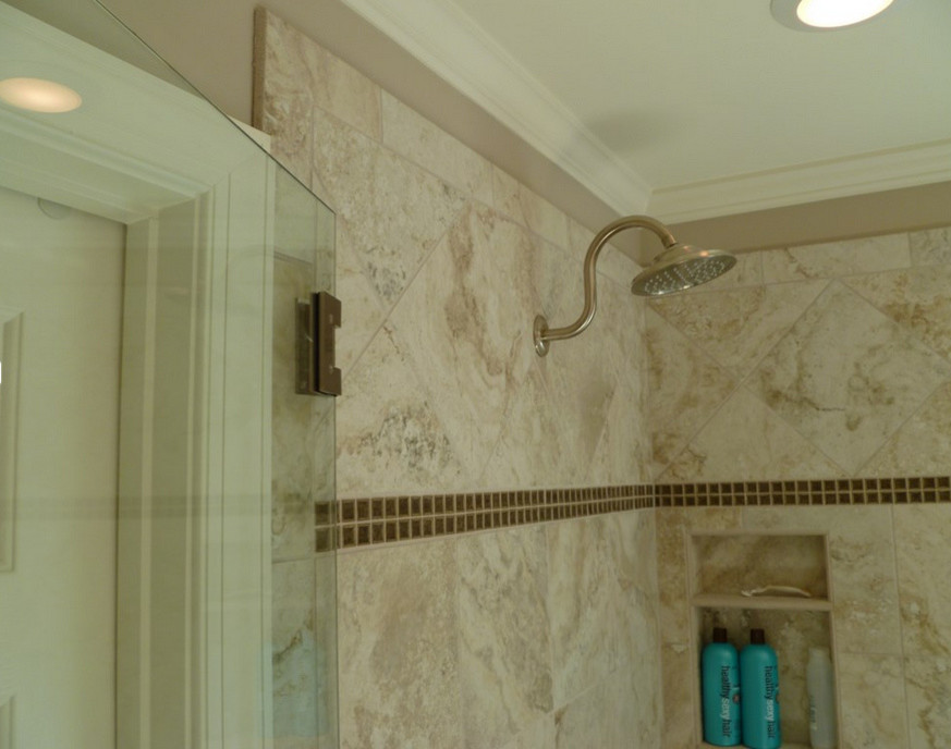 Ejemplo de cuarto de baño principal contemporáneo con encimera de granito, baldosas y/o azulejos beige, baldosas y/o azulejos de porcelana y paredes beige