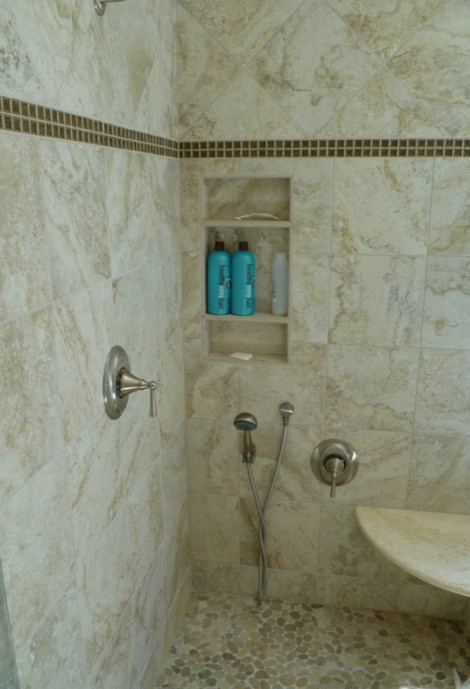 Cette image montre une salle de bain principale design avec un plan de toilette en granite, un carrelage beige, des carreaux de porcelaine et un mur beige.