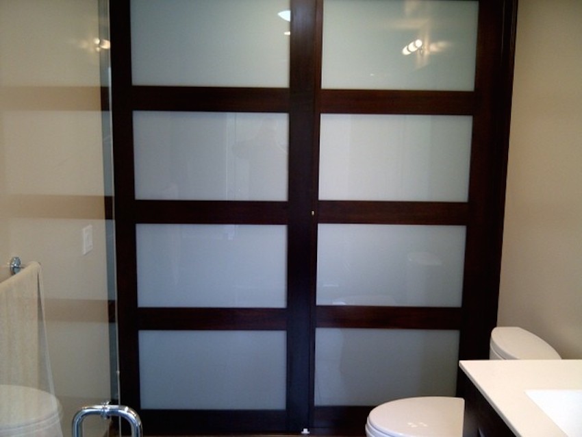 Ejemplo de cuarto de baño principal con lavabo encastrado y paredes beige