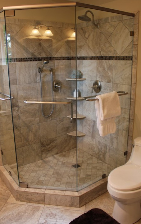 Ispirazione per una stanza da bagno padronale classica con piastrelle in gres porcellanato
