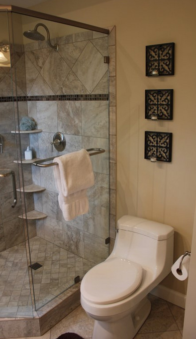 Diseño de cuarto de baño principal tradicional con baldosas y/o azulejos multicolor y baldosas y/o azulejos de porcelana