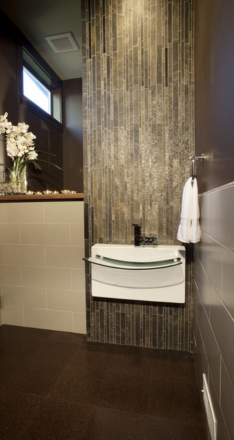 Idéer för mellanstora funkis badrum med dusch, med ett väggmonterat handfat, grå kakel, grå väggar och klinkergolv i keramik