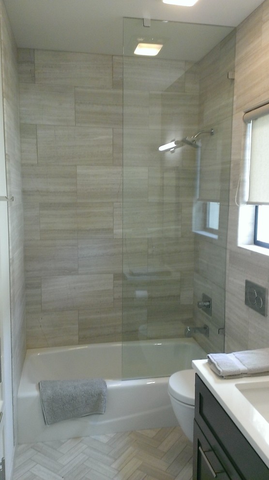 Idéer för ett klassiskt badrum, med ett undermonterad handfat, luckor med infälld panel, grå skåp, marmorbänkskiva, ett badkar i en alkov, en vägghängd toalettstol, grå kakel och stenkakel
