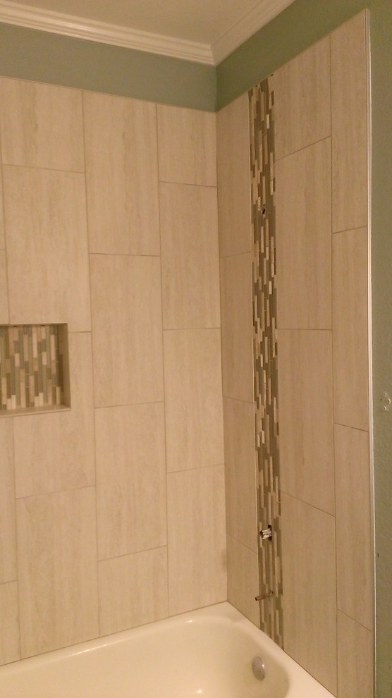 Aménagement d'une salle de bain contemporaine de taille moyenne avec une baignoire en alcôve, un combiné douche/baignoire, un carrelage beige et des carreaux de porcelaine.
