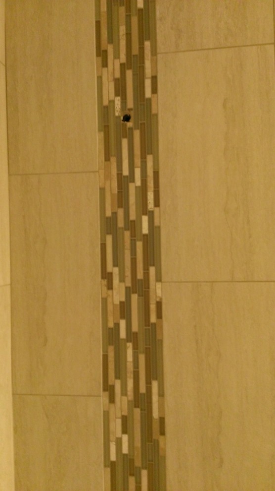 Foto di una stanza da bagno contemporanea di medie dimensioni con vasca ad alcova, vasca/doccia, piastrelle beige e piastrelle in gres porcellanato