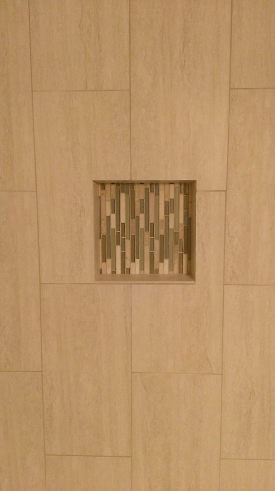 Exempel på ett mellanstort modernt badrum, med en dusch/badkar-kombination, beige kakel, porslinskakel och ett badkar i en alkov