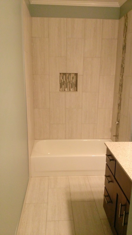 Inredning av ett modernt mellanstort badrum, med ett undermonterad handfat, släta luckor, skåp i mörkt trä, bänkskiva i kvartsit, ett badkar i en alkov, en dusch/badkar-kombination, beige kakel, porslinskakel, gröna väggar och klinkergolv i porslin