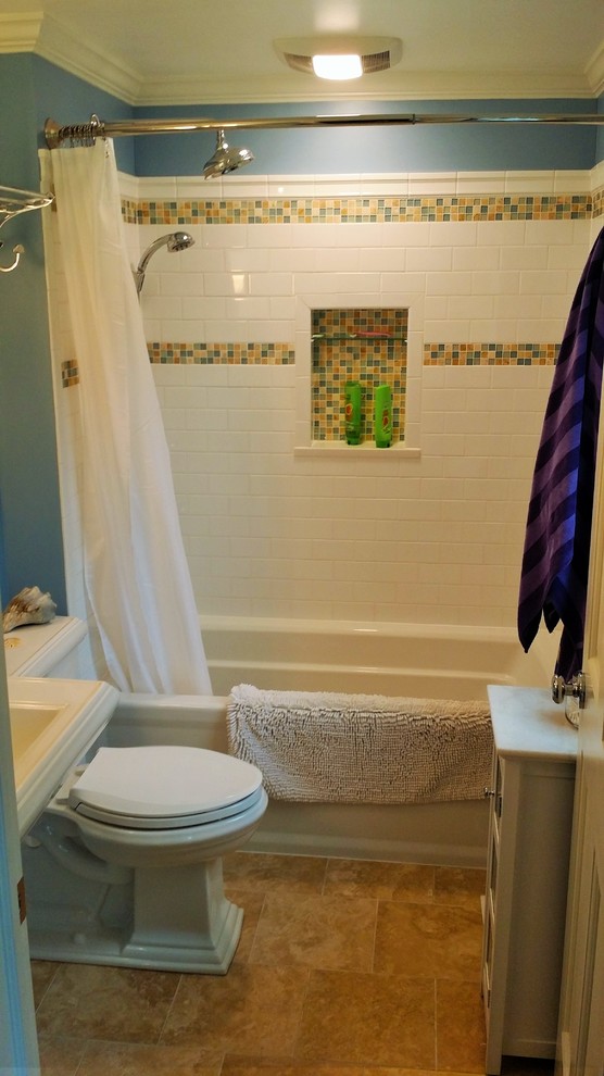 Свежая идея для дизайна: маленькая детская ванная комната с раковиной с пьедесталом, ванной в нише, душем над ванной, унитазом-моноблоком, белой плиткой, керамической плиткой, синими стенами и полом из травертина для на участке и в саду - отличное фото интерьера