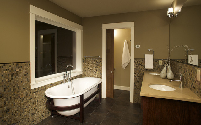 Mittelgroßes Modernes Duschbad mit dunklen Holzschränken, Granit-Waschbecken/Waschtisch, freistehender Badewanne, beigen Fliesen, brauner Wandfarbe und Keramikboden in Denver