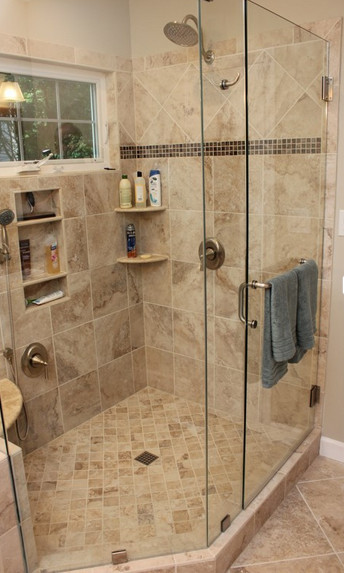 Foto de cuarto de baño principal clásico con encimera de granito, baldosas y/o azulejos de porcelana y suelo de baldosas de porcelana