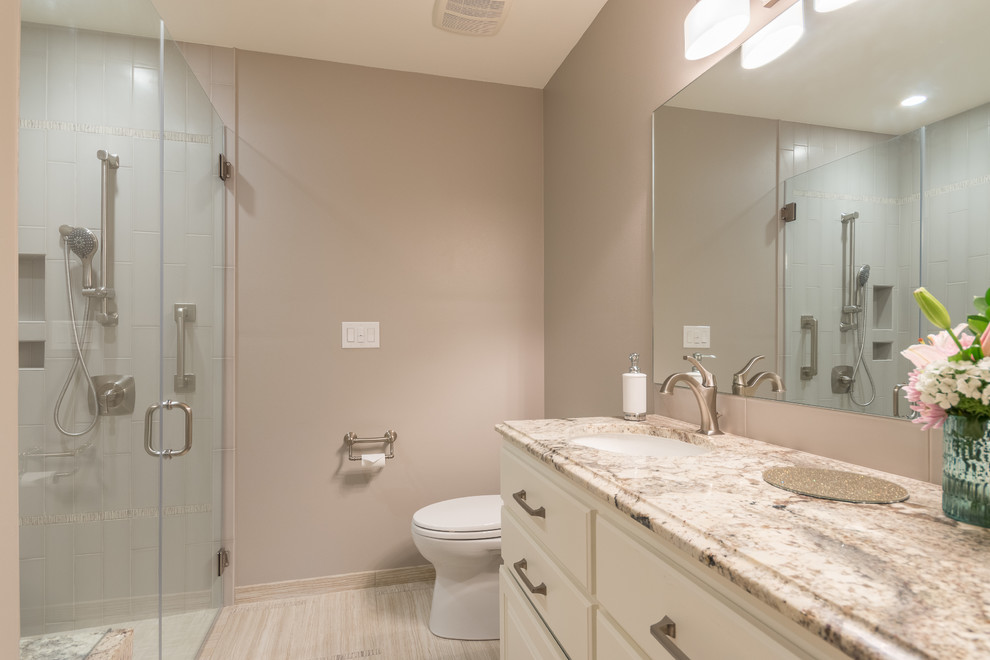Idéer för ett mellanstort klassiskt badrum, med ett undermonterad handfat, luckor med upphöjd panel, vita skåp, granitbänkskiva, en kantlös dusch, vit kakel, keramikplattor, beige väggar och klinkergolv i porslin