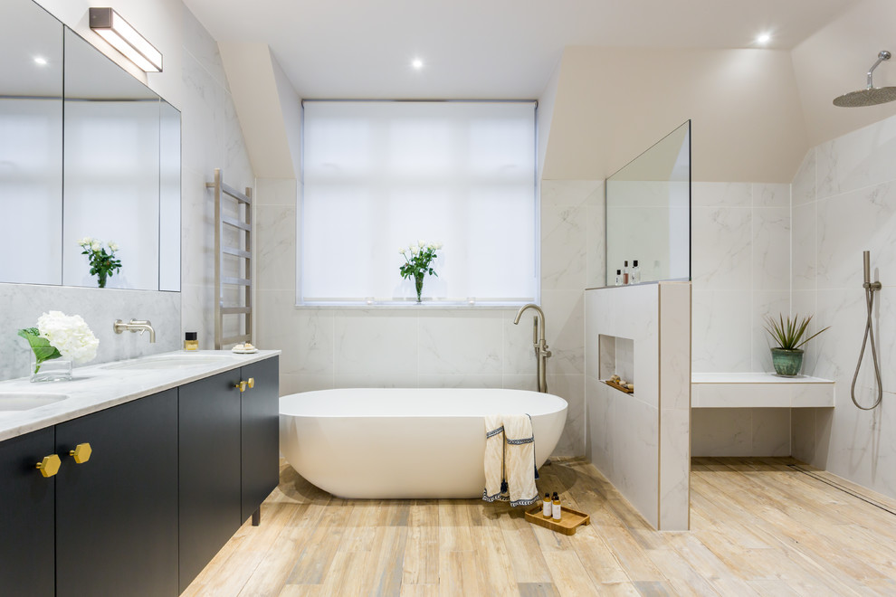 ロンドンにある北欧スタイルのおしゃれな浴室の写真